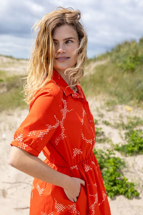 Styling-Ansicht Daneguldhorn Poplin Dress Danefae in Red/Chalk, kombiniert mit Sandalen oder Sneakers