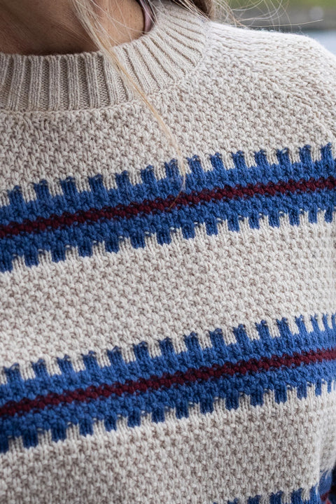 Danepines Sweater Danefae Light Beige – Detailansicht feine Streifen auf hellbeigem Wollstrick, weiche Rohwolle-Viskose-Baumwolle-Mischung