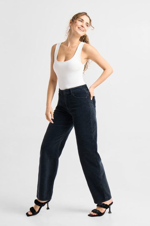 ASH Barrel Leg Cordhose von DAWN in Dark Navy, Barrel-Leg-Passform am Modell