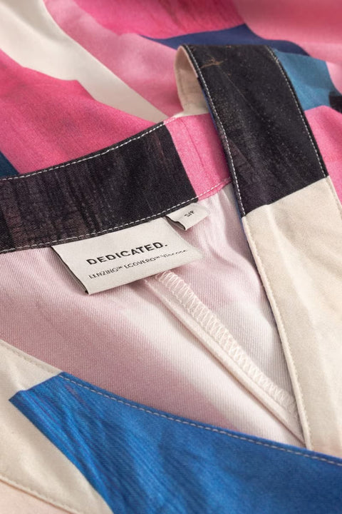 Midi-Kleid Kallvik von Dedicated, V-Ausschnitt mit verdeckten Corozo-Knöpfen, Selbstbindegürtel, Seitentaschen