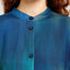 Detailansicht der hochwertigen Corozo-Knöpfe an der "Ljunga Abstract Light Multi Color" Shirt