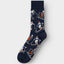 Socks Sigtuna Ski Team Dedicated Estate Blue – Detailansicht verspielte Skifahrer-Illustration auf dunkelblauem Socken