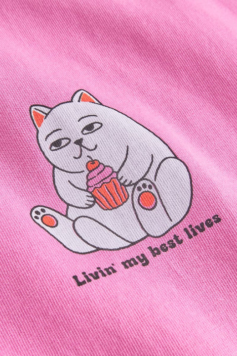 Nahaufnahme des Frontprints am Visby Best Lives T-Shirt in Mauve-Rosa