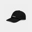 Soft Cap Slussen Turista Black Dedicated – Detailansicht kleines Turista-Motiv auf schwarzem Bio-Baumwoll-Canvas, gebogener Schirm