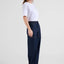 Dunkelblaue Hose aus recycelter und Bio-Baumwolle im Workwear-Stil