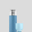 Dopper Steel 490 ml Coastal Blue, Flasche geöffnet mit Becher und Verschluss, 24 cm hoch, nachhaltig produziert