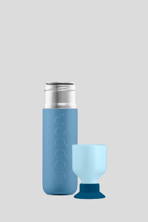 Dopper Steel 490 ml Coastal Blue, Flasche geöffnet mit Becher und Verschluss, 24 cm hoch, nachhaltig produziert