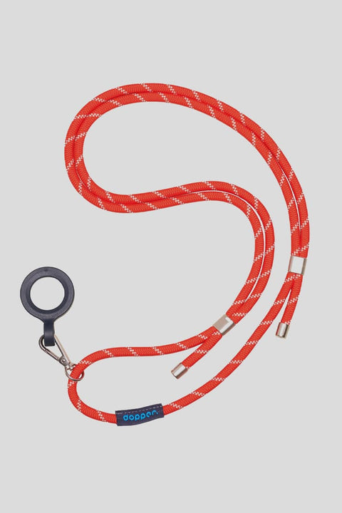 Dopper Cord Silver Red mit Dopper Flasche über der Schulter getragen