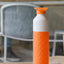 Dopper Original Outright Orange – Detailansicht 3-in-1-Design mit Flasche, Becher und Deckel in Orange, biobasiertes CirculenRenew PP