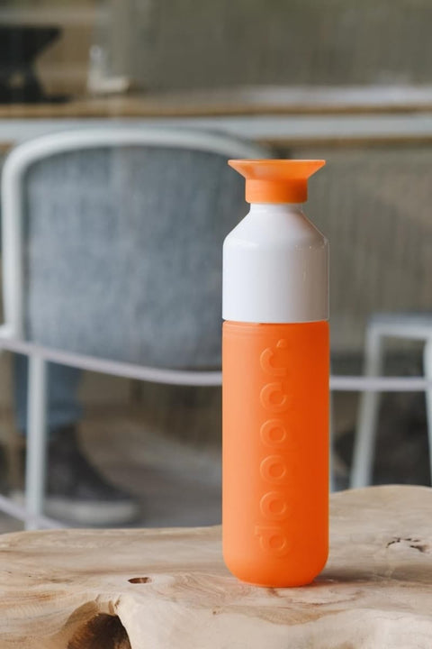 Dopper Original Outright Orange – Detailansicht 3-in-1-Design mit Flasche, Becher und Deckel in Orange, biobasiertes CirculenRenew PP
