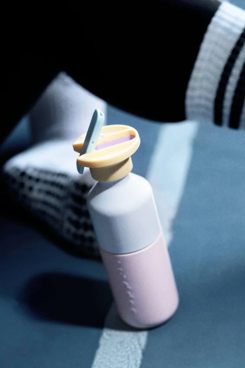 Flip Straw Seafoam Sorbet Dopper – Detailansicht aufgeklappter Trinkmechanismus in ozeanischem Grünton, Polypropylen und Silikon