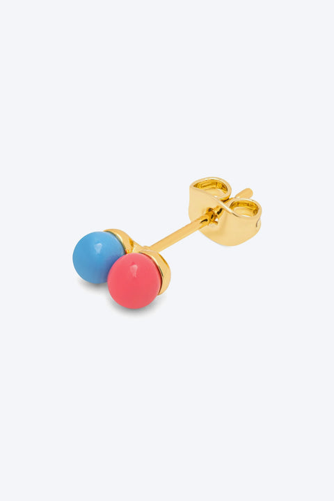 Double Color Ball Ohrring LULU Copenhagen, am Ohr getragen, Blau-Rot Variante kombiniert mit anderen LULU-Steckern, 18K vergoldet