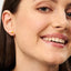 Double Color Ball Ohrring von LULU Copenhagen – 18K vergoldetes Messing, Emaille, 5 Farbvarianten