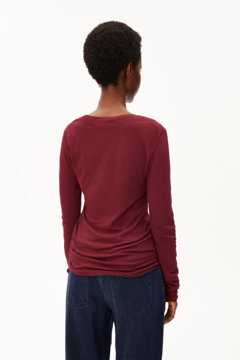 Einiaara Soft ARMEDANGELS Velvet Red – Detailansicht offene Kanten und leichtes Bio-Jersey in Weinrot, GOTS zertifiziert