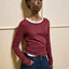 Nahaufnahme des schlanken Slim Fits am Einiaara Soft Langarmshirt in Weinrot