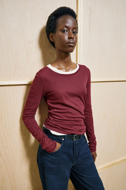 Nahaufnahme des schlanken Slim Fits am Einiaara Soft Langarmshirt in Weinrot