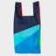 The New Shopping Bag Multi Drive Medium von Susan Bijl, Vorderseite, diagonale Farbflächen in Navy, Türkis und leuchtendem Blau