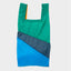 The New Shopping Bag Multi TV Yellow Medium Susan Bijl, Rückseite, diagonale Farbflächen in Smaragdgrün, Schiefergrau und leuchtendem Blau