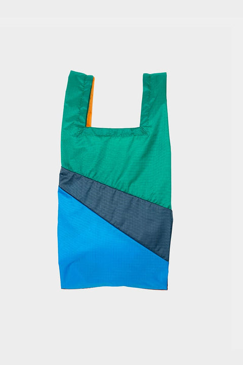 The New Shopping Bag Multi TV Yellow Medium Susan Bijl, Rückseite, diagonale Farbflächen in Smaragdgrün, Schiefergrau und leuchtendem Blau