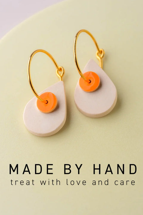 Handgefertigte Ohrringe mit vergoldetem Sterlingsilber und fluoreszierendem Orange - Scherning "Ohrringe Aura Drop"