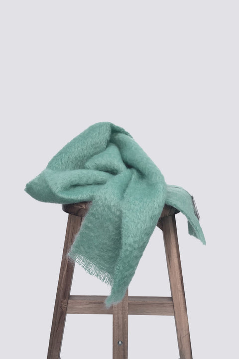 Luxuriöser Mohair-Schal in Aqua, ideal für kalte Tage