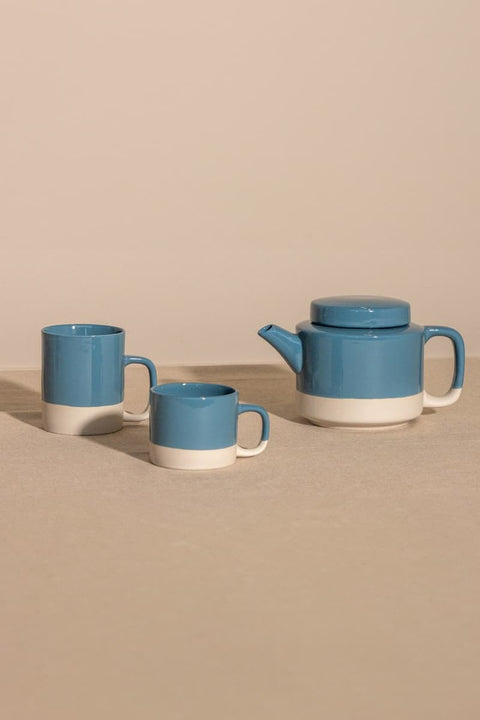 Teekanne Cyl L KINTA Blau, auf Tisch serviert mit passenden Cyl-Tassen in Blau, Fair Trade Kollektion