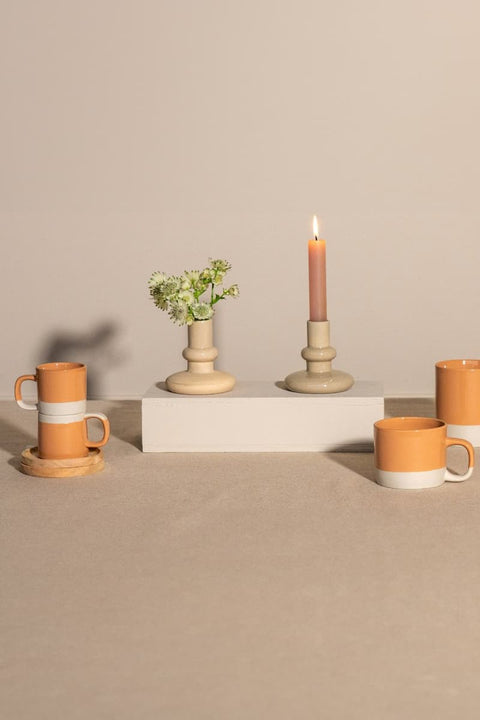 Cyl-Kollektion von KINTA in Nude, mehrere Steinzeug-Produkte – Tassen, Teekanne und Schalen in Nude
KINTA Cyl Kollektion Nude, handgefertigtes Steinzeug aus Hanoi, Fair Trade, matt mit glänzenden Akzenten
