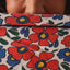 Detailansicht des Block-Print-Blumenmusters in Korallenrot und Blau