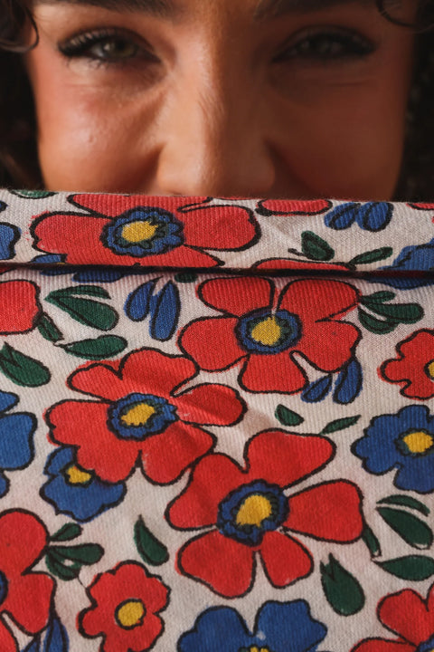Detailansicht des Block-Print-Blumenmusters in Korallenrot und Blau