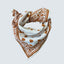 Foulard Bébé Love Cannelle Maison Augustin, als Halstuch bei Kind getragen, warmer Zimtton mit handgedruckten Herzmotiven