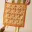 Detailansicht des Block-Print-Blumenmusters in Senfgelb und Gold