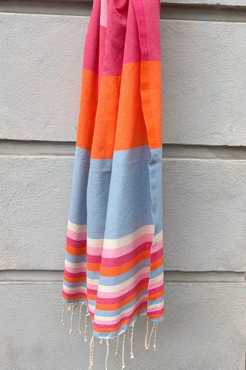 Fouta Miami Bleu Clair Fouta du Sud, als Strandtuch ausgebreitet, frisches Hellblau mit bunten Streifenakzenten
