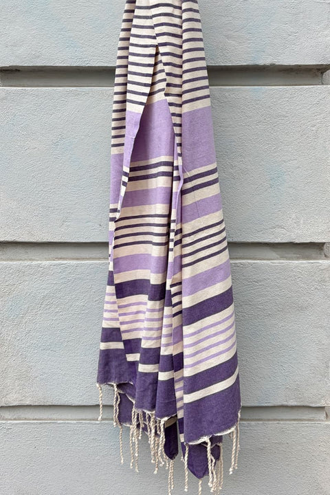 Fouta Oslo Mauve Lilas Fouta du Sud, als Strandtuch ausgebreitet, 100 x 200 cm, zarte Lilatöne in der Sonne