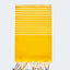 Fouta Portofino Jaune Moutarde Fouta du Sud, als Strandtuch ausgebreitet, warmes Senfgelb am Meer