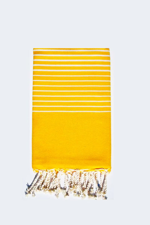 Fouta Portofino Jaune Moutarde Fouta du Sud, als Strandtuch ausgebreitet, warmes Senfgelb am Meer