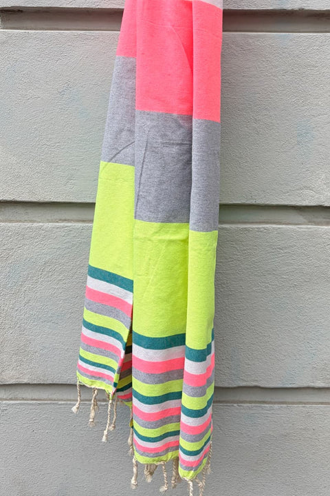 Fouta Miami Lime Fouta du Sud, als Strandtuch ausgebreitet, strahlendes Limettengrün in der Sonne