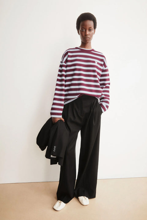 Model trägt das Iconic Å Frankaa Bold Sweatshirt im Oversized Fit