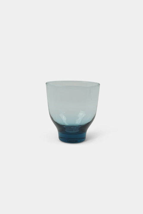 Trinkglas Fluens M Pigeon Blue von KINTA in Blau, bleifreies Kristallglas, 300 ml, massiver Farbboden in Blau