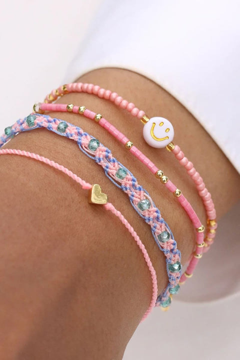 Detailaufnahme des Birthday-Armbands mit goldenen Akzenten