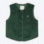 Thinking Mu Jay Green Teddy Vest – ärmellose Weste in Dunkelgrün, Vorderansicht mit Druckknopfleiste und Seitentaschen