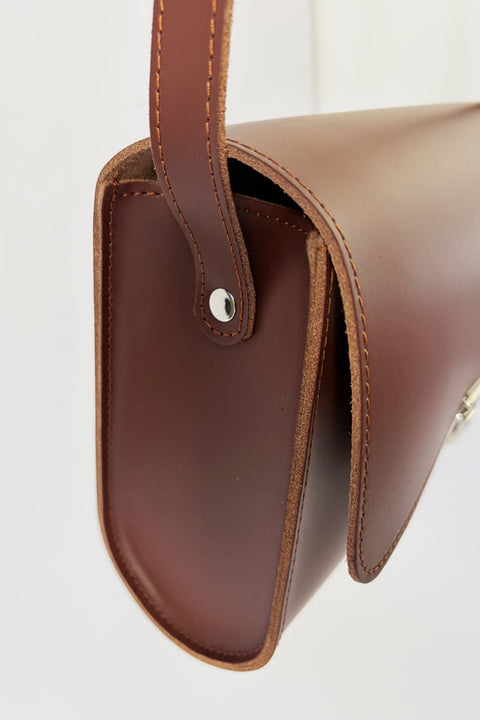 Große Brottasche Large papoutsi Braun – Detailansicht Steckverschluss aus Metall und Rindsleder-Oberfläche