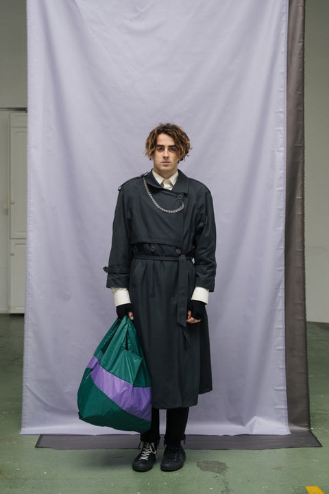 Eine grün-lila Shoppingtasche aus recyceltem Nylon - The New Shopping Bag von Susan Bijl