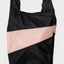 Schwarze und hellrosa Einkaufstasche aus recyceltem Nylon von Susan Bijl