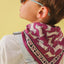 Maison Augustin Foulard Teckel Violet – Detailaufnahme Dackel-Motiv auf granatroten Grund, Naturpigmente, Block-Print