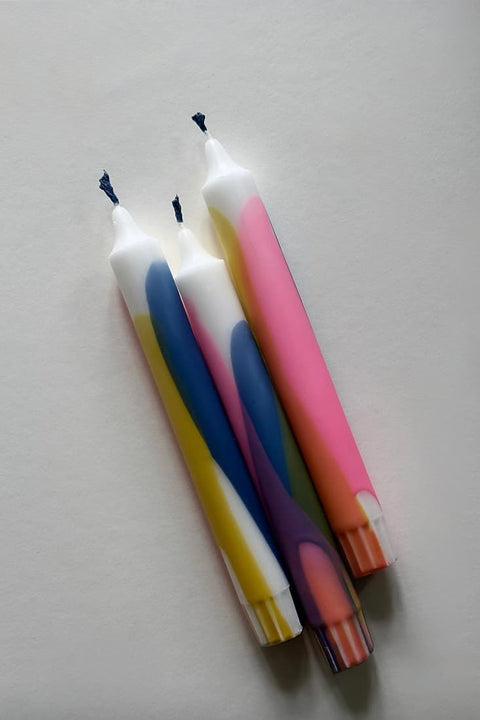 Moderne Tafelkerzen aus 100 % Stearin im Farbverlauf