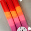 Hey Lenochka Dip Dye Kerzen 3er Set HEY.67 – drei Stearin-Kerzen aufgefächert, Farbverlauf Rot bis Lila
