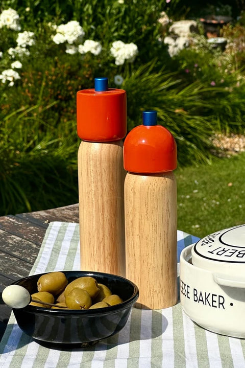 MÆGEN Salz- und Pfeffermühlen Orange & Blau in großer und mittelgroßer Version nebeneinander