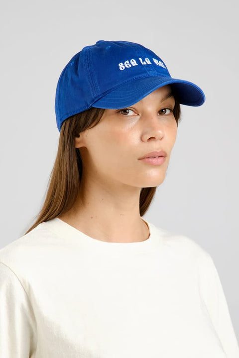 Blaue DEDICATED Cap mit weißer „Sea La Vie“-Stickerei