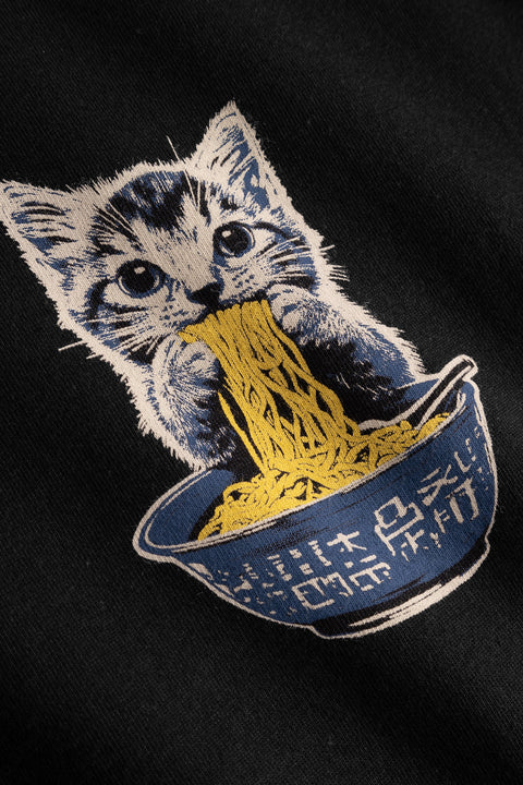 Stockholm Cat And Noodles Dedicated – Detailansicht Brustprint kleine Katze mit blauer Nudelschüssel