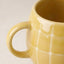 Pool Mug egg back home Amber – Detailansicht handglasiertes Kachelmuster in warmem Bernsteinton, natürliche Unikat-Variationen der Glasur
